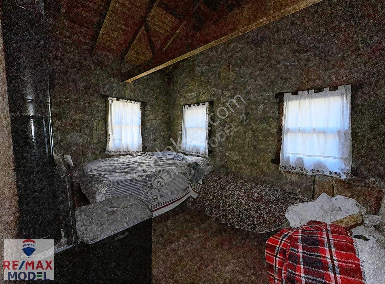 İçinde Taş Evi Olan Elektriği Suyu Yolu Bulunan Satılık Arsa - Görsel 9