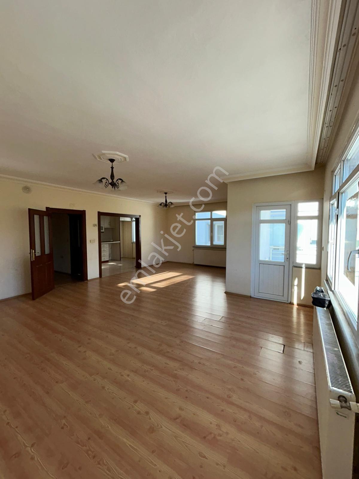 Karşıyaka'da Cadde Üzeri 145 Metrekare Kiralık 3+1 Daire