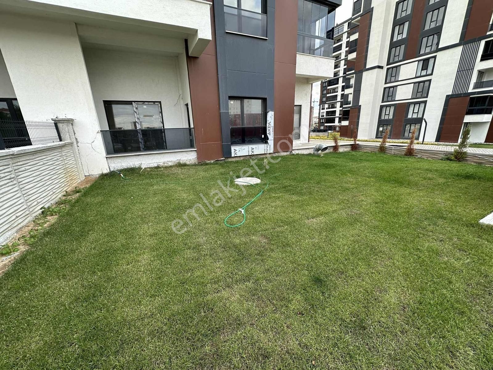 Müstakil Daire Tadında Lüks Site İçerisinde 2+1