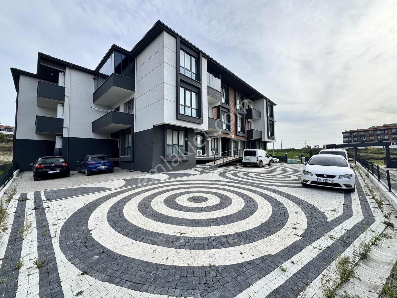 Güneş Alan, Balkonlu 2+1 Rumeli Mahallesi'nde Satılık Daire