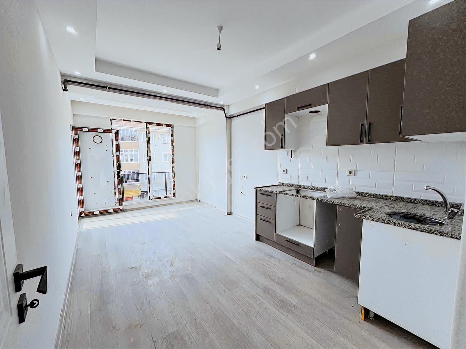 Çobançeşme'de Merkezi Konumda 1+1 Sıfır Ara Katta Satılık Daire