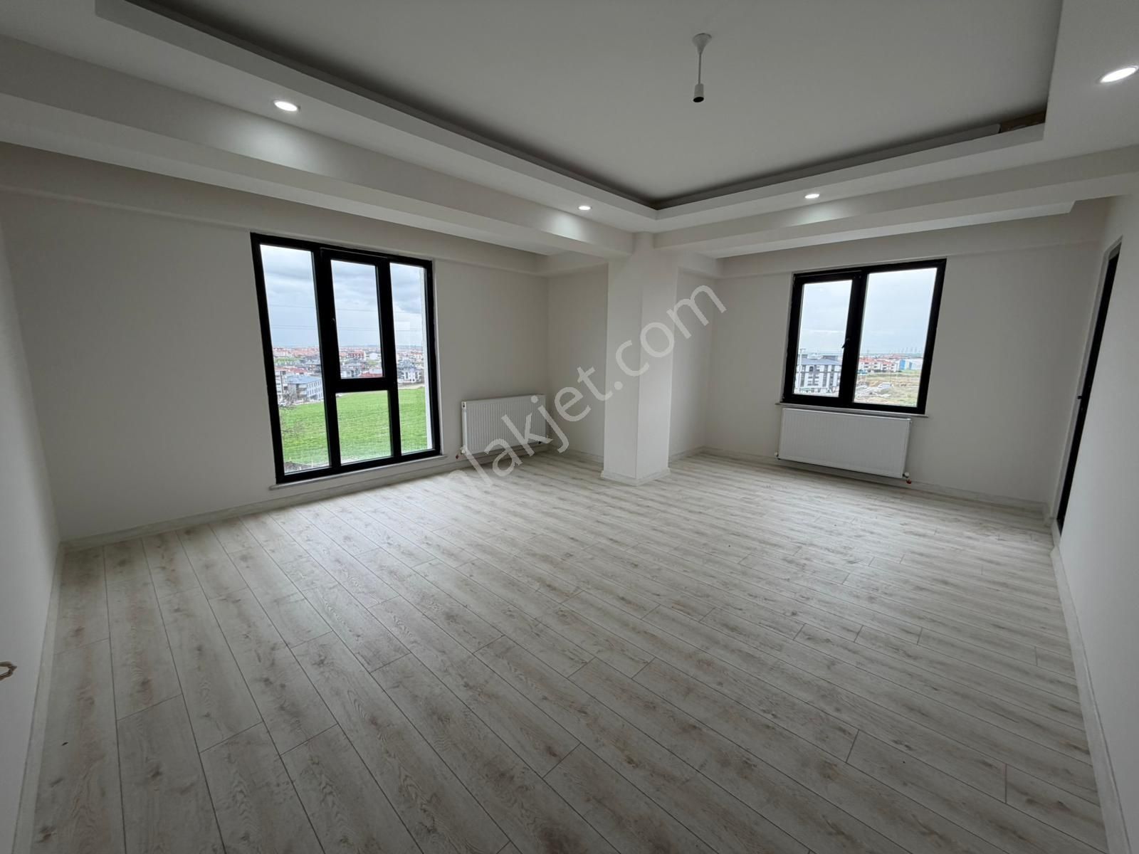Çorlu Rumelide 3+1 Ara Katta İsaknlı 140 M2 Geniş Ferah Daire