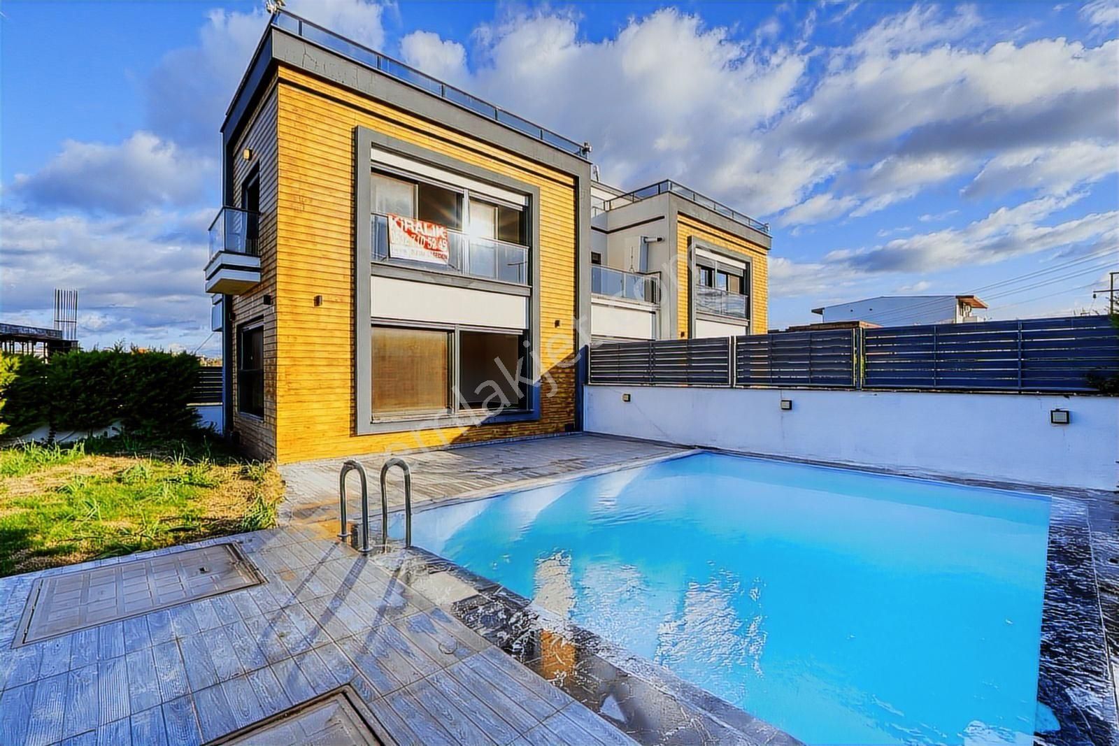 Foça Gencelli'de Müsatik Havuz Ve Bahçeli Villalar!