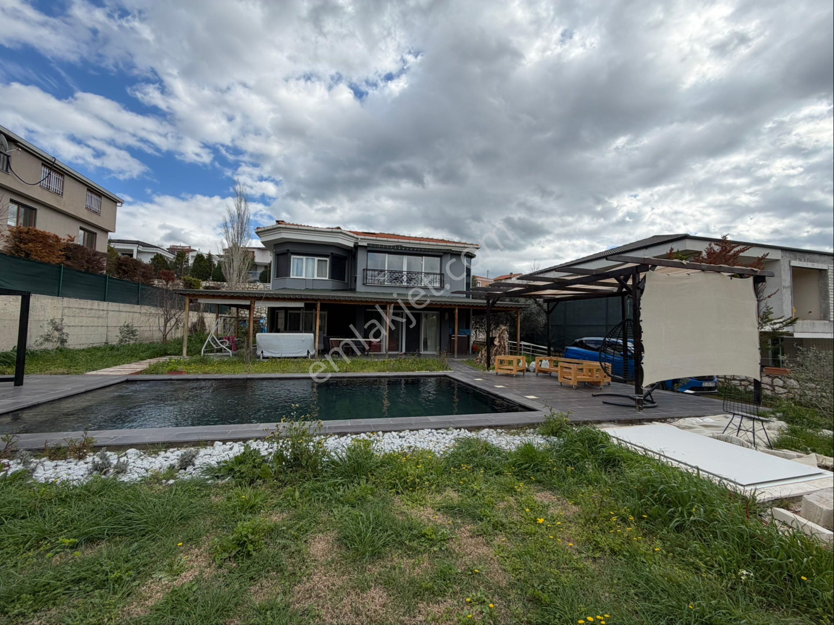 Seferihisar Güzelçiftlik Villalarında Tam Müstakil Havuzlu Villa