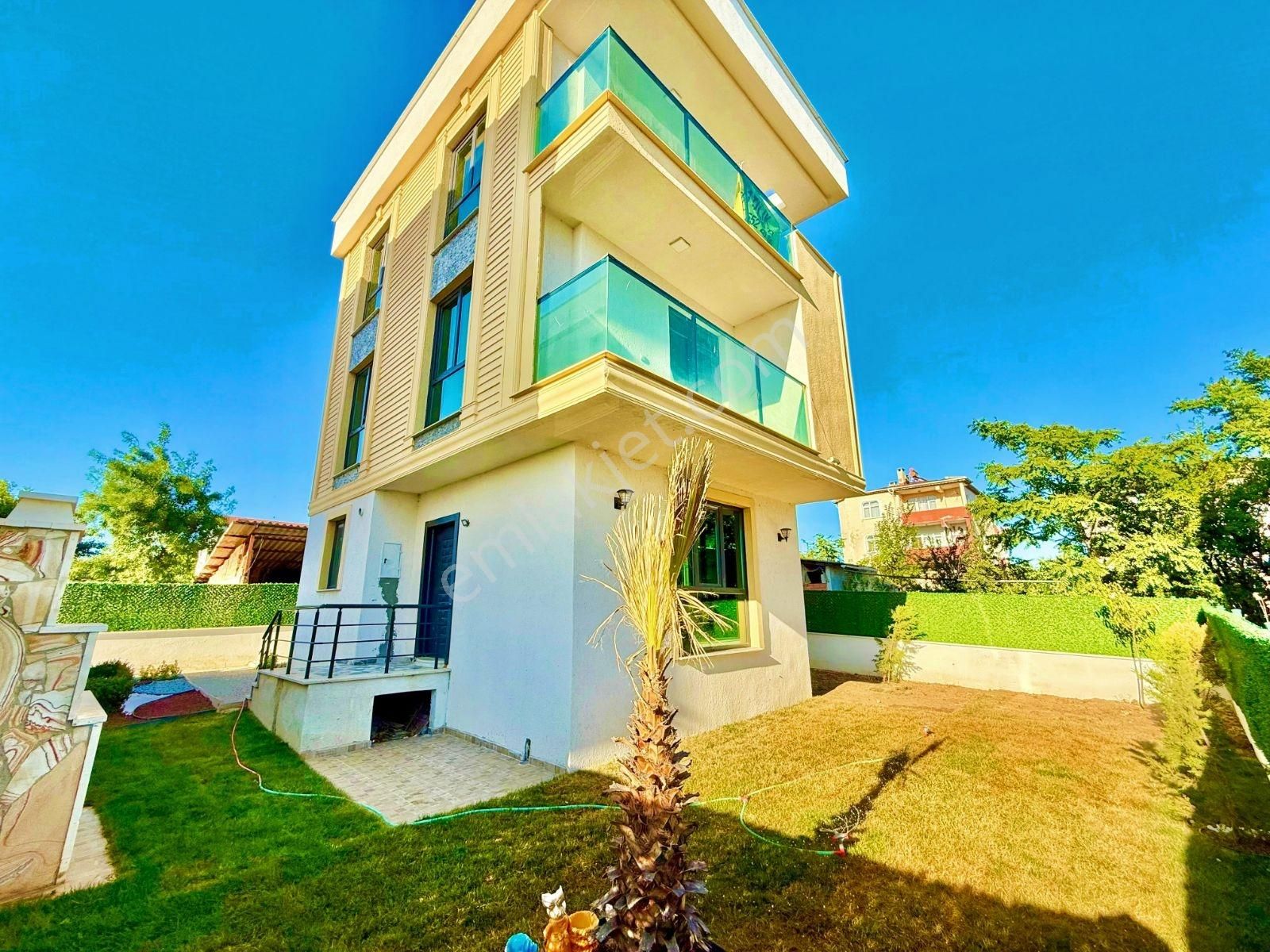 Kartallar'dan Tam Müstakil Merkezde Altyapılı 4+1 Fırsat Villa.