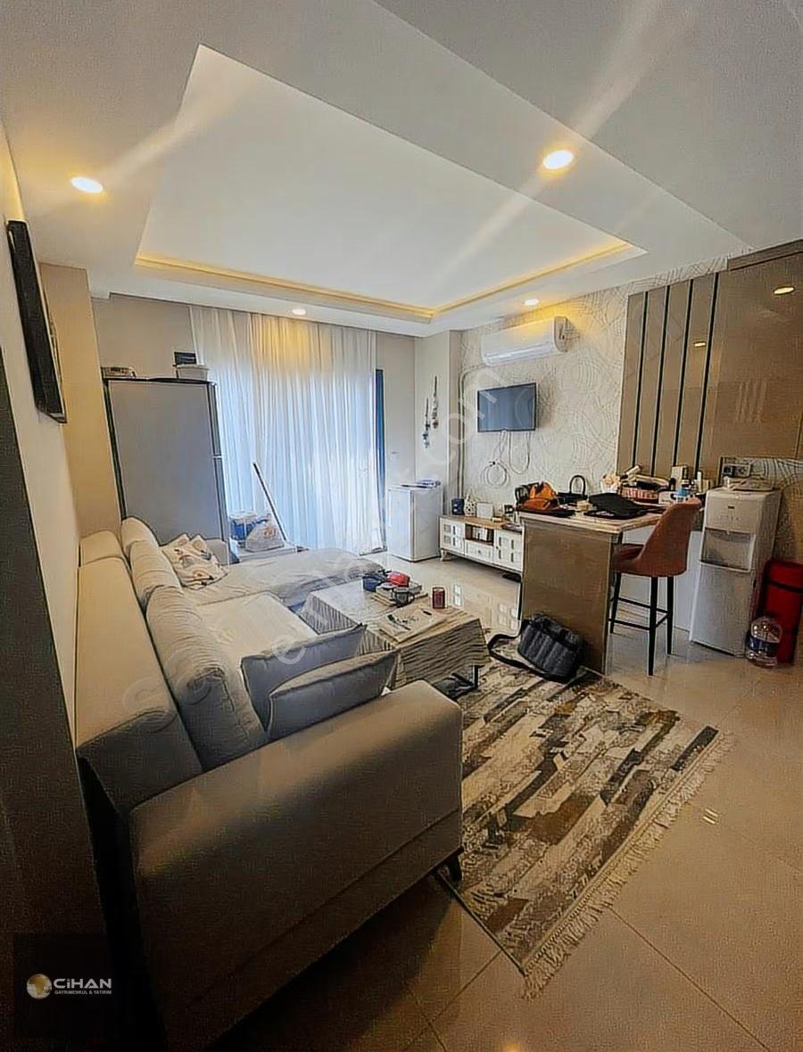 Kuşadası Kadınlar Denz Satılık Plaja 30 Adım Ara Kat Eşyalı 1+1