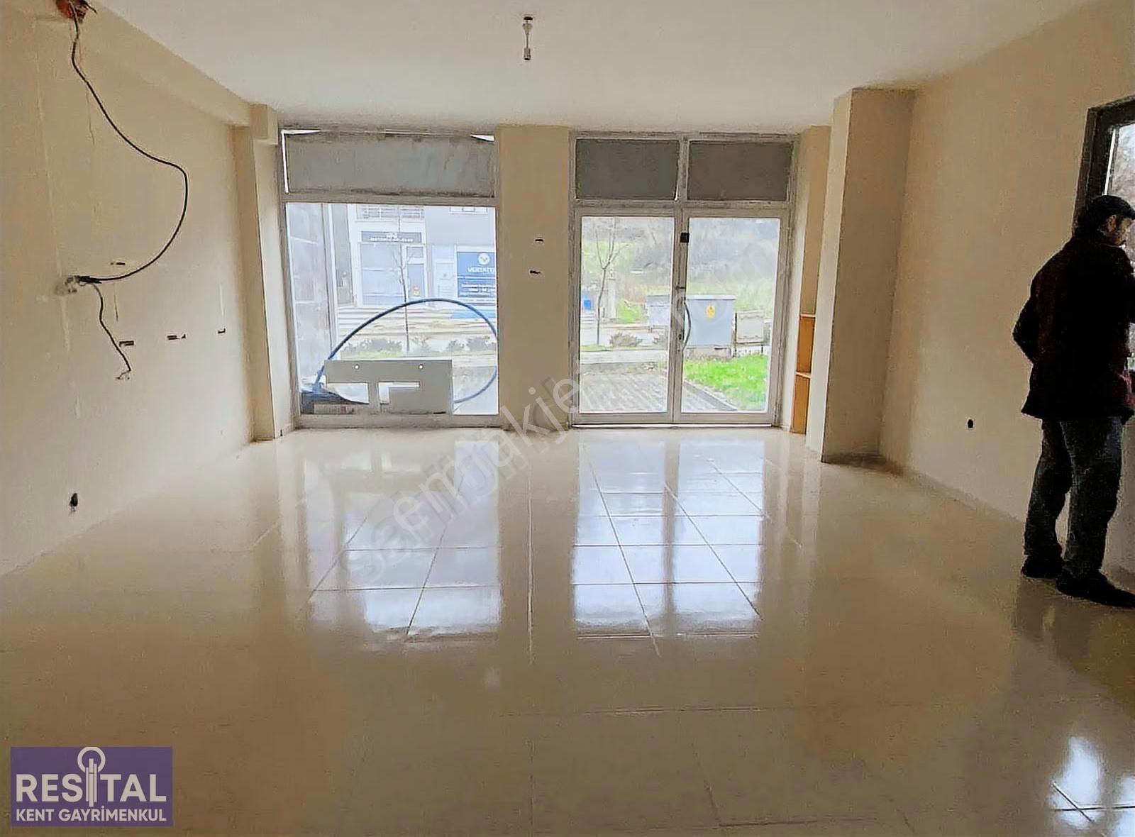Çalı Gümüşlük'de Cadde Üzeri Önü Açık Kiralık 70 M2 Dükkan...