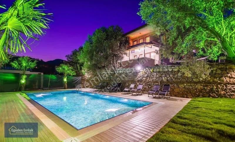 Selimiye'de Müstakil 1211 M2 Bahçe İçinde Şahane Satılık Villa