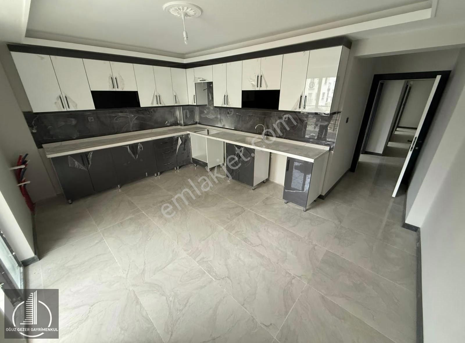Oğuz Gezer Gayrimenkul'den Krediye Uygun Merkezi Konum 4+1 Daire