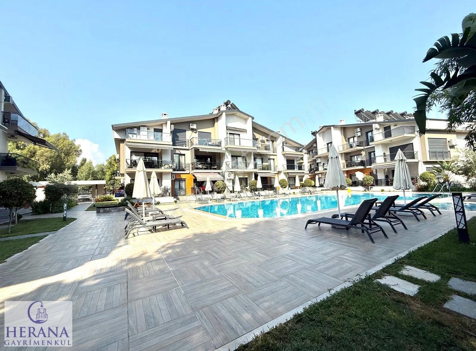 Foça Mahallesinde Havuzlu Site İçerisinde Satılık 1+1 - Görsel 2