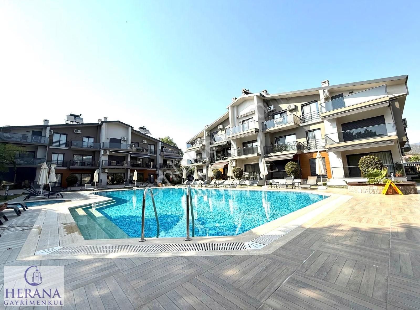 Foça Mahallesinde Havuzlu Site İçerisinde Satılık 1+1