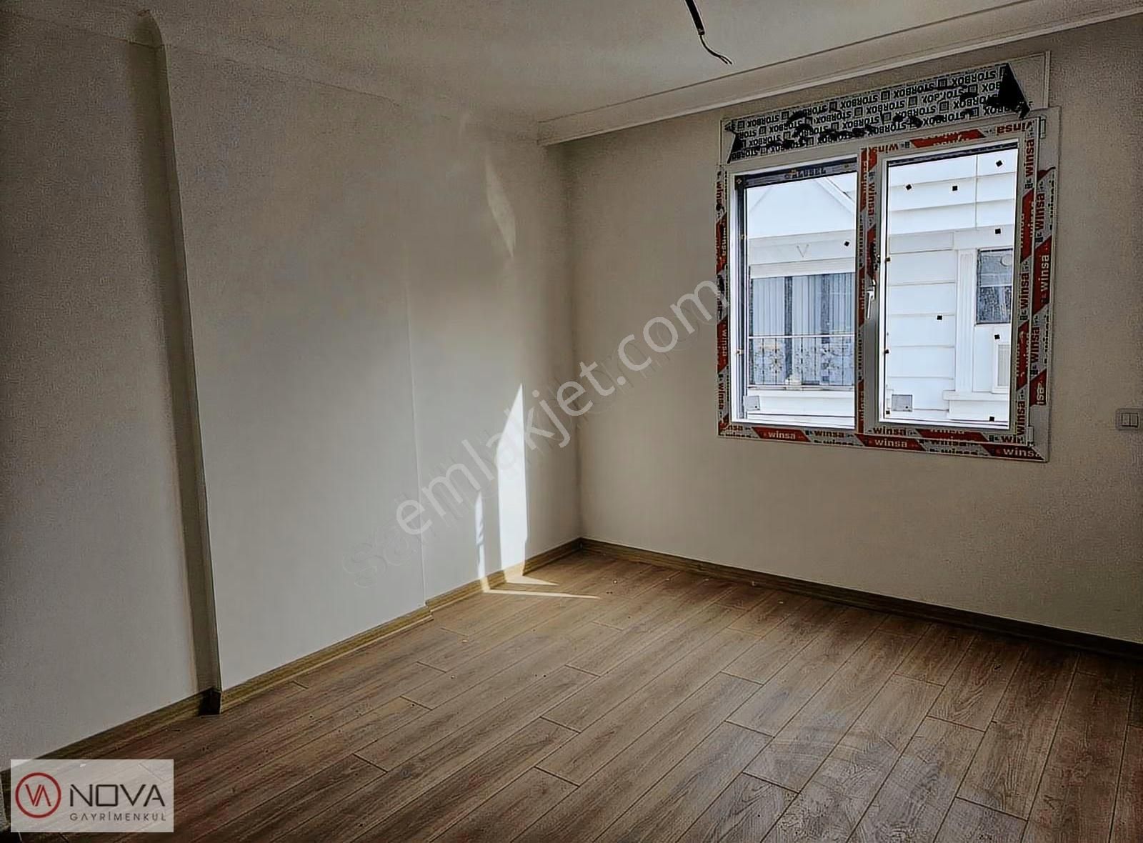 Nova'dan Suadiye Kavisli Sokakta Balkonlu Kiralık 2+1 - Görsel 5