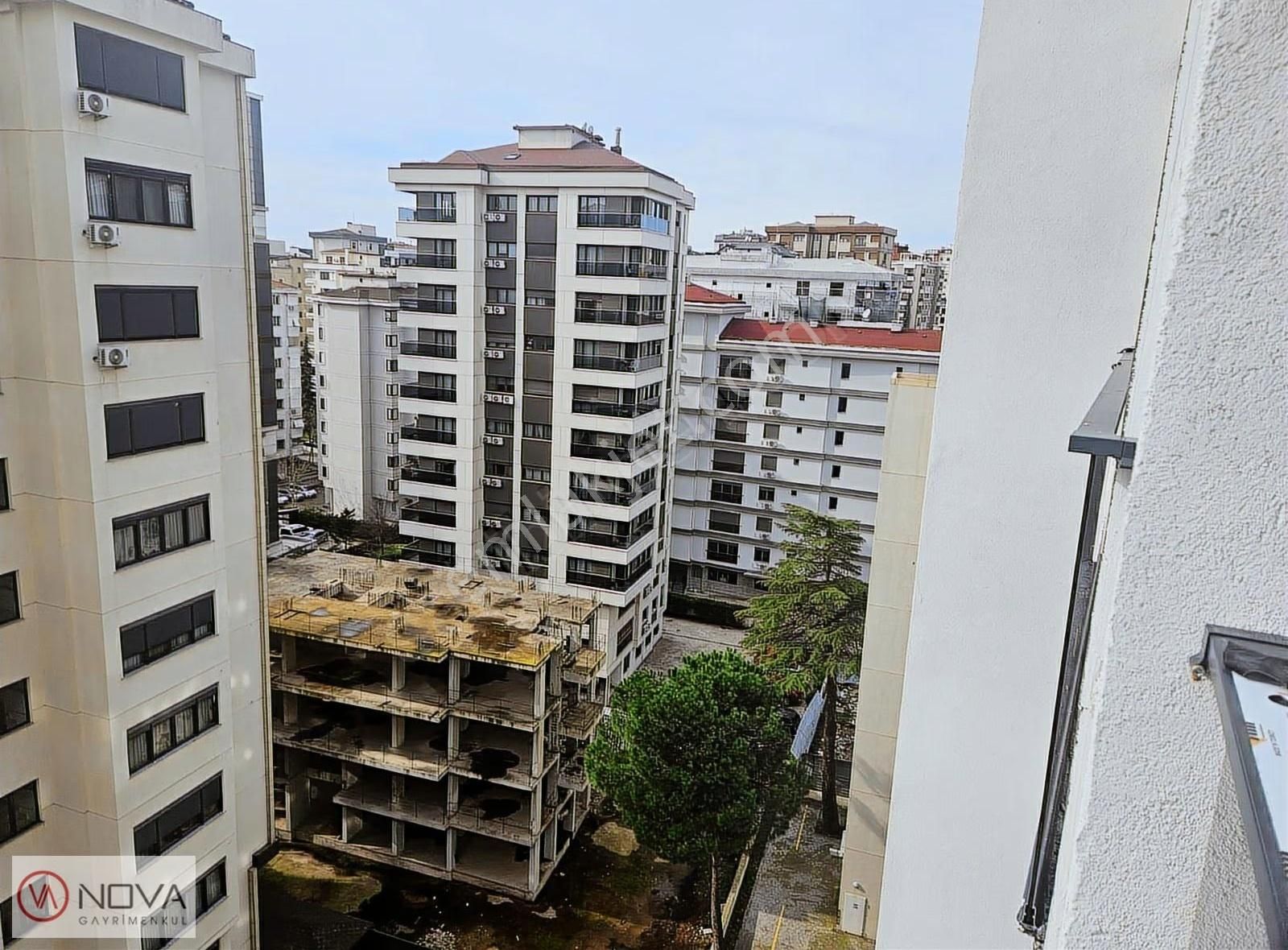 Nova'dan Suadiye Kavisli Sokakta Balkonlu Kiralık 2+1 - Görsel 3