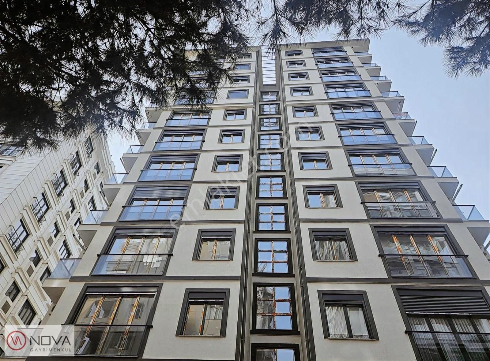 Nova'dan Suadiye Kavisli Sokakta Balkonlu Kiralık 2+1