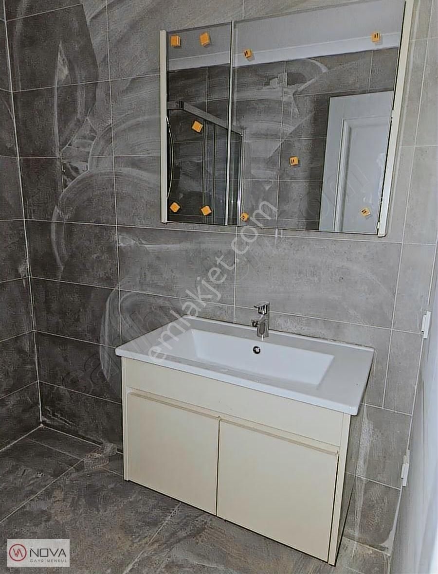 Nova'dan Suadiye Kavisli Sokakta Balkonlu Kiralık 2+1 - Görsel 7