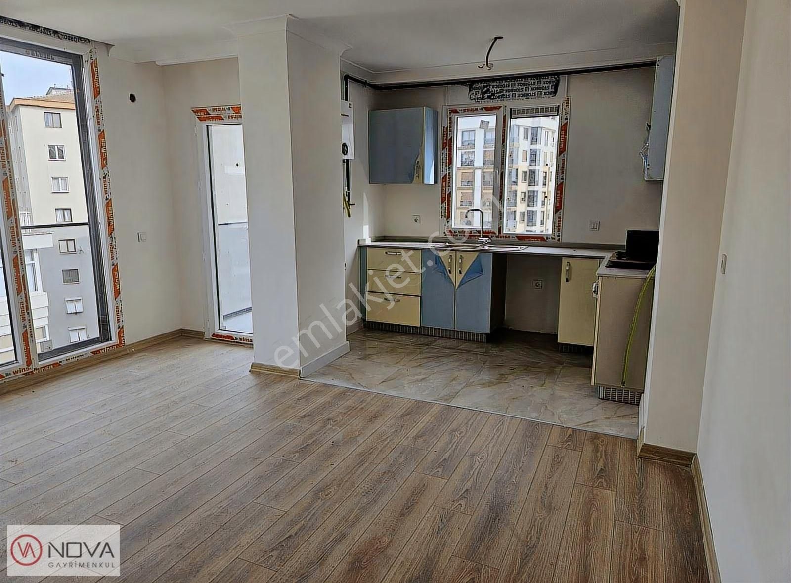 Nova'dan Suadiye Kavisli Sokakta Balkonlu Kiralık 2+1 - Görsel 10