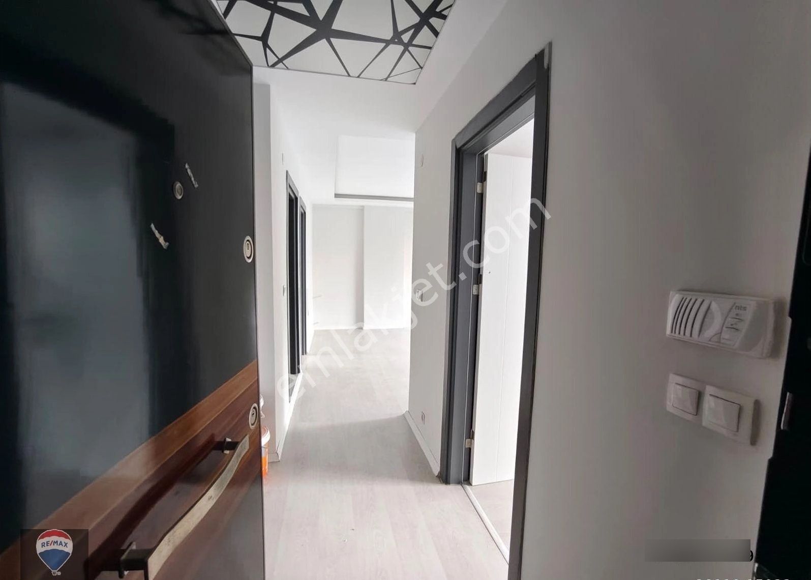 Kuşadası Merkezde Kiralık 2+1 Boş Daire Yeni Klima Ve Termosifon