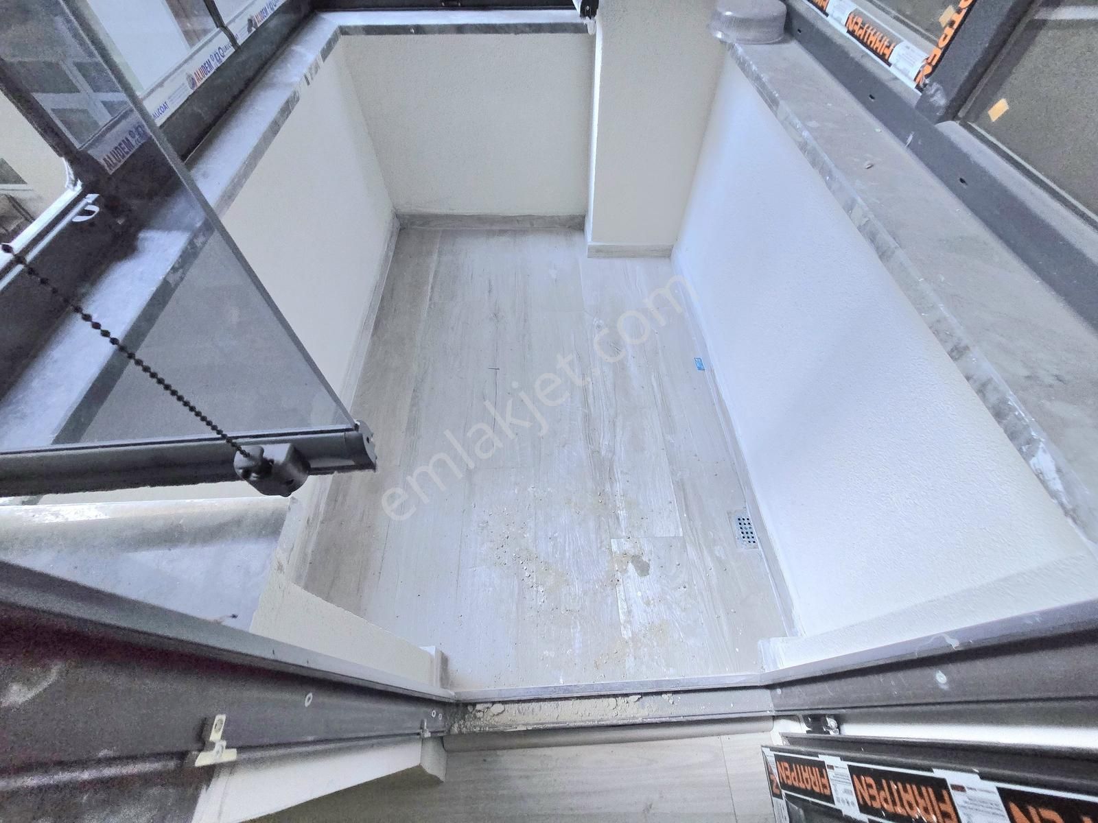 Pusula İnş.tan Ugurmumcu Mah Cadeye Yakın 125m2 3+1 3kat Daire - Görsel 11