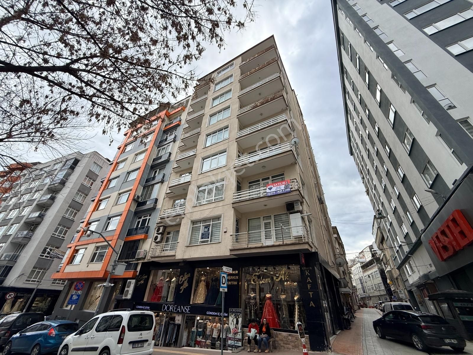 Şehrin Merkezinde Cumhuriyet Meydanına Yakın 4+1 Satılık Daıre