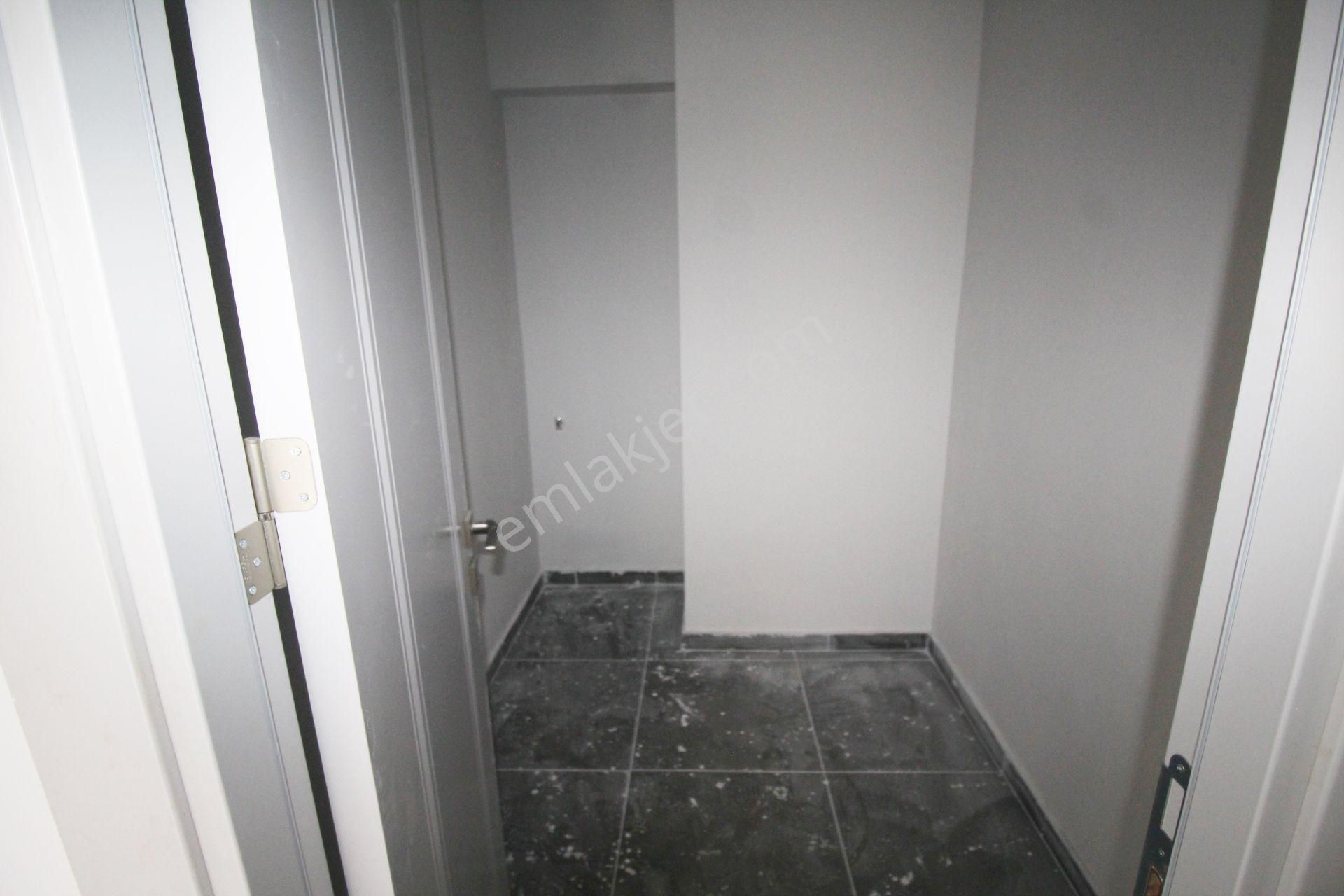 Krc'den Site İçerisinde Caddeye Tren İstasyonuna Y.lüx Sıfır 3+1 - Görsel 13