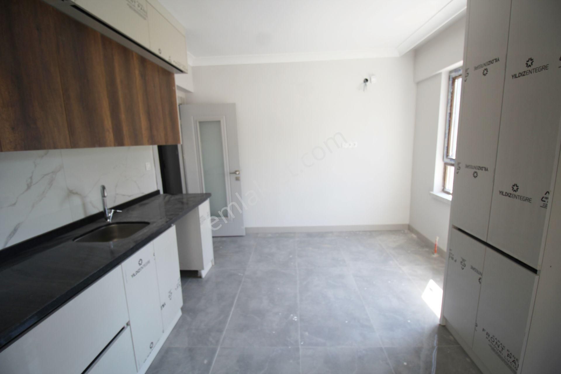 Krc'den Site İçerisinde Caddeye Tren İstasyonuna Y.lüx Sıfır 3+1 - Görsel 4