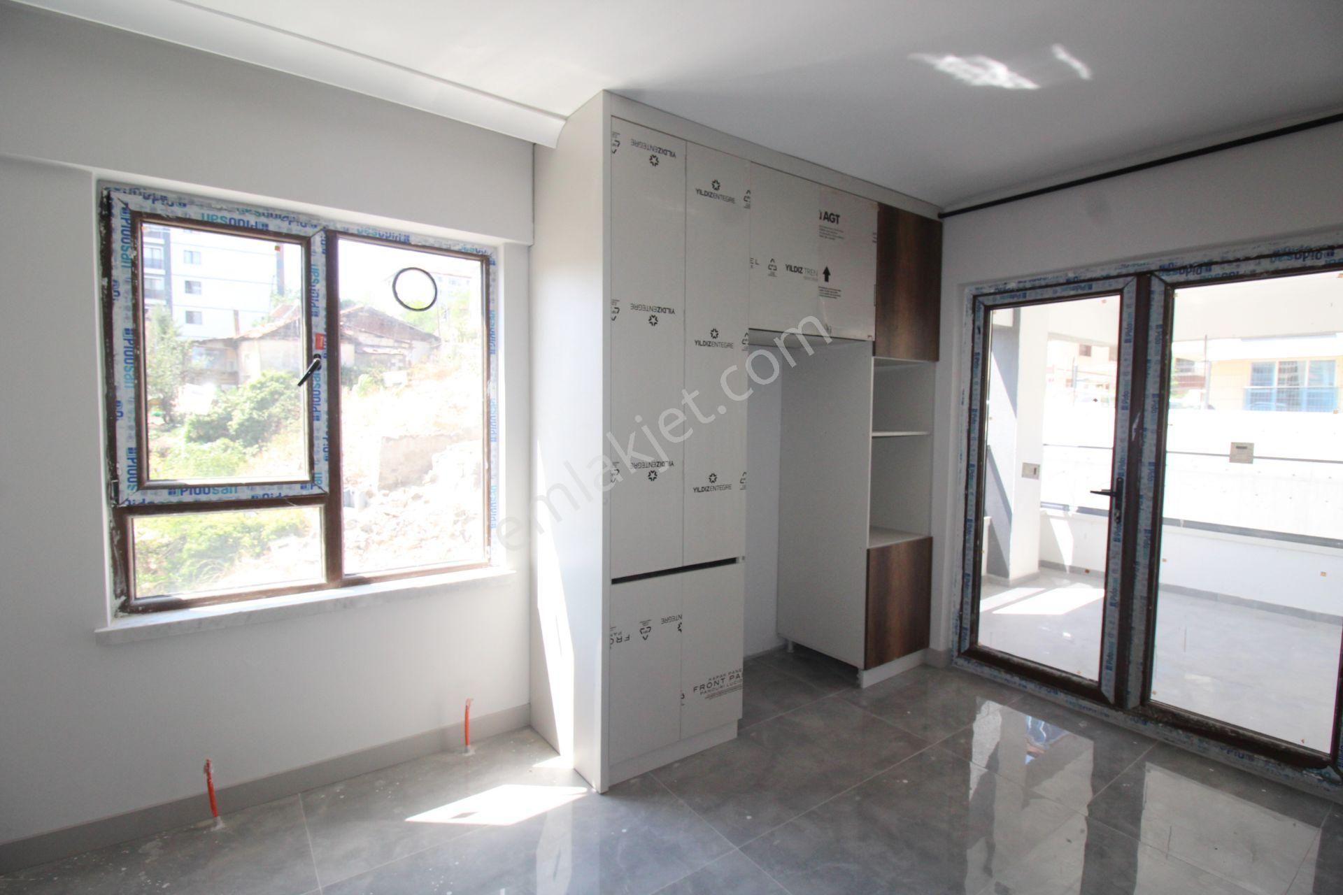 Krc'den Site İçerisinde Caddeye Tren İstasyonuna Y.lüx Sıfır 3+1 - Görsel 3