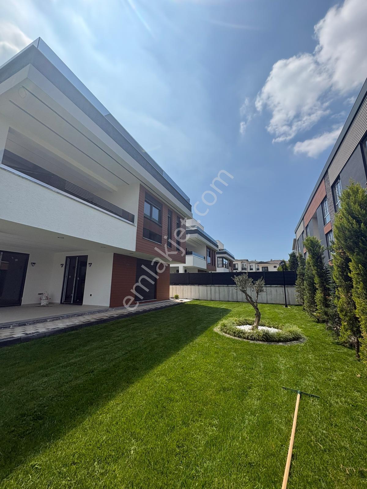 Kabaoğlunda Site İçinde 330m2 Bahçeli 360m2 Sıfır Tripleks Villa - Görsel 26