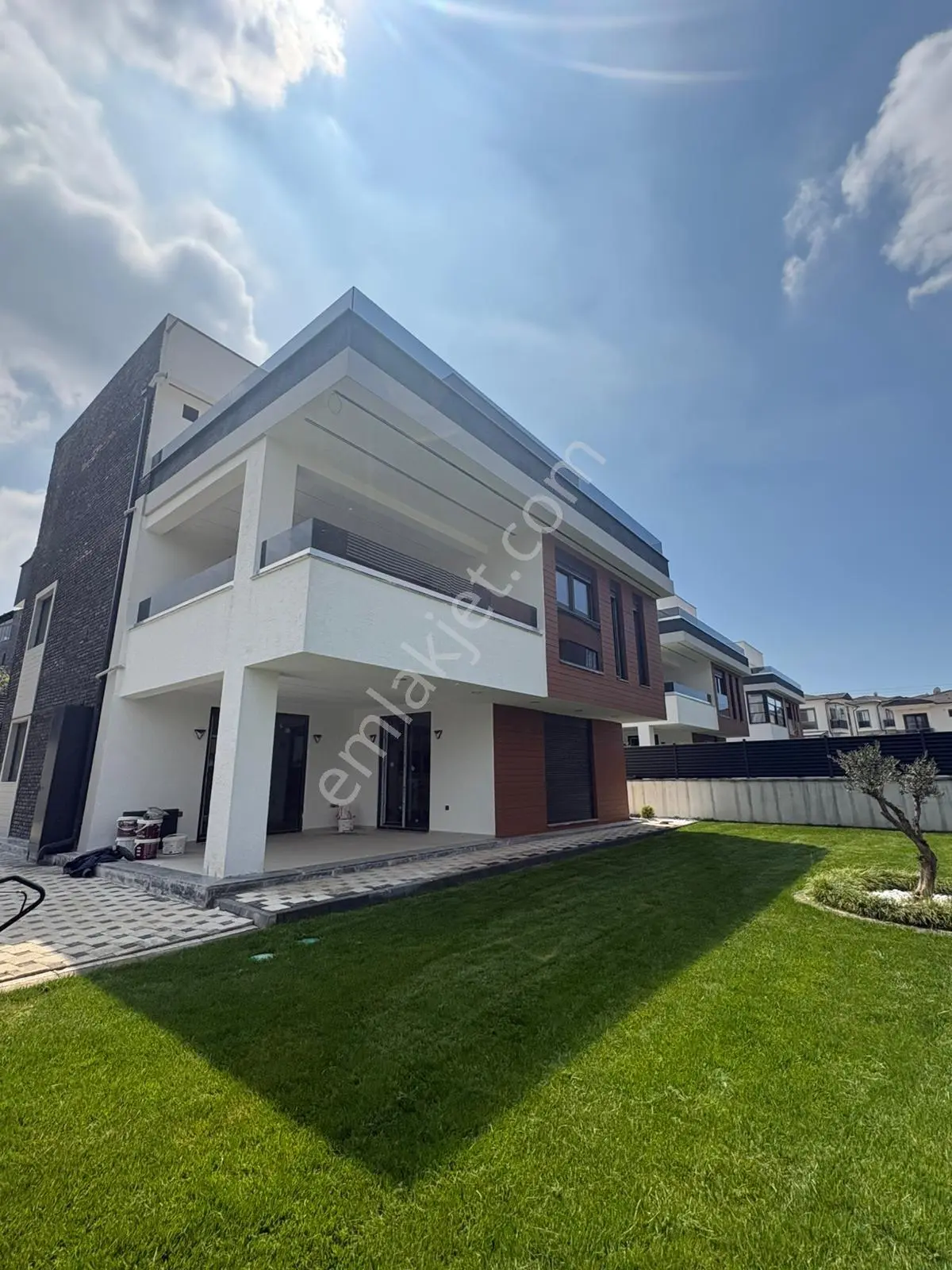 Kabaoğlunda Site İçinde 330m2 Bahçeli 360m2 Sıfır Tripleks Villa