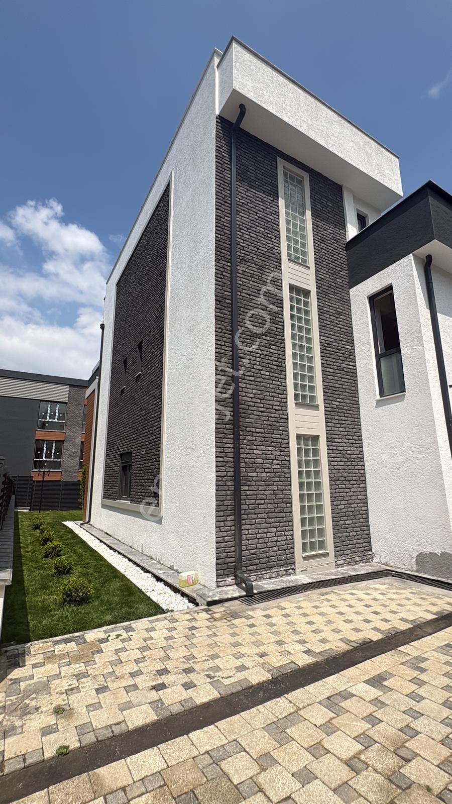 Kabaoğlunda Site İçinde 330m2 Bahçeli 360m2 Sıfır Tripleks Villa - Görsel 2