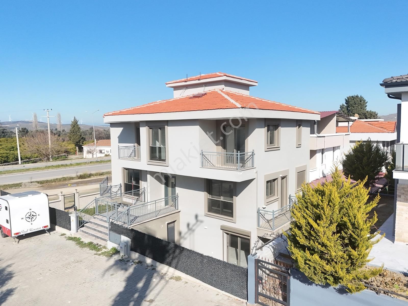 Seferihisar'da Kullanışlı Ve Sıfır, Denize Yakın 3+1 Villa