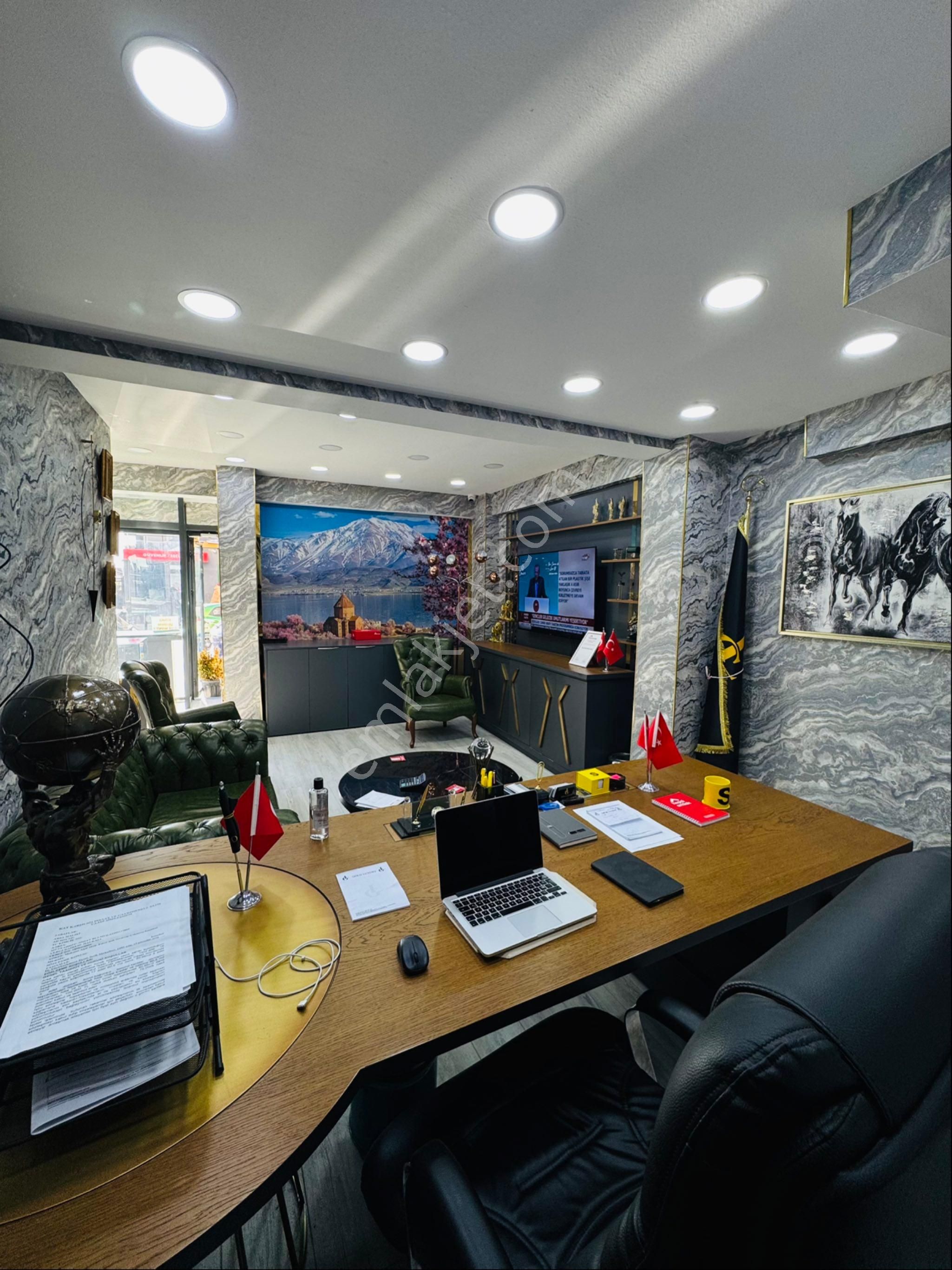 Çift Cepheli Bahçeli Lüks Tasarımlı Hazır Kurulu Düzenli Ve Ofis - Görsel 13