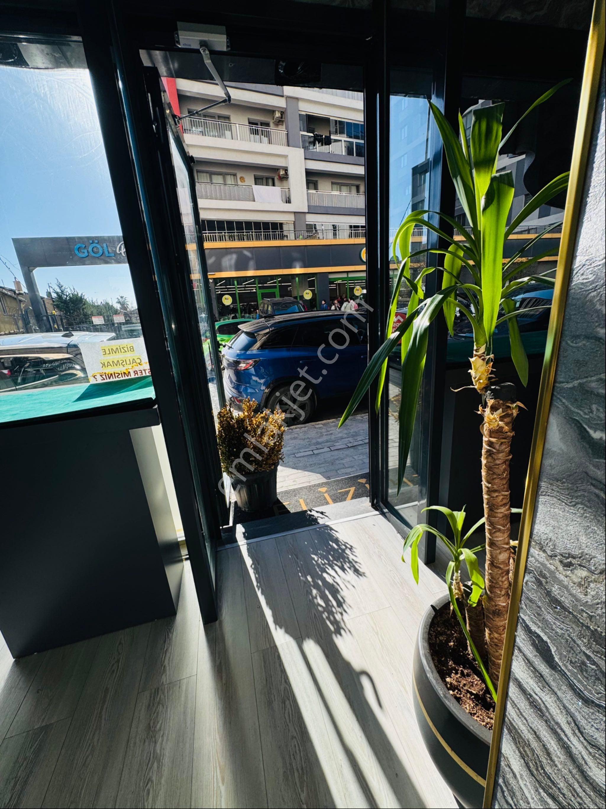 Çift Cepheli Bahçeli Lüks Tasarımlı Hazır Kurulu Düzenli Ve Ofis - Görsel 6