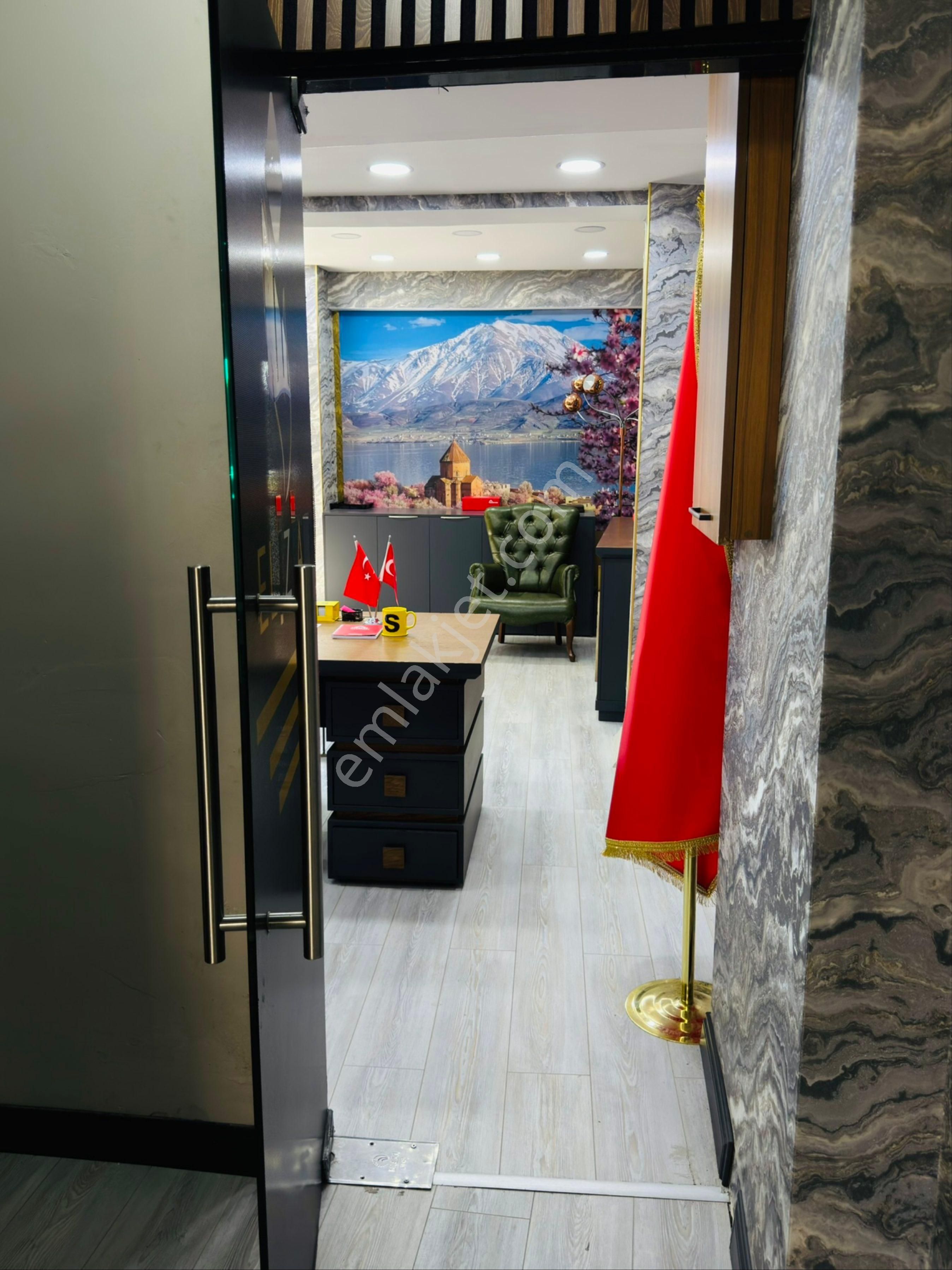 Çift Cepheli Bahçeli Lüks Tasarımlı Hazır Kurulu Düzenli Ve Ofis - Görsel 7