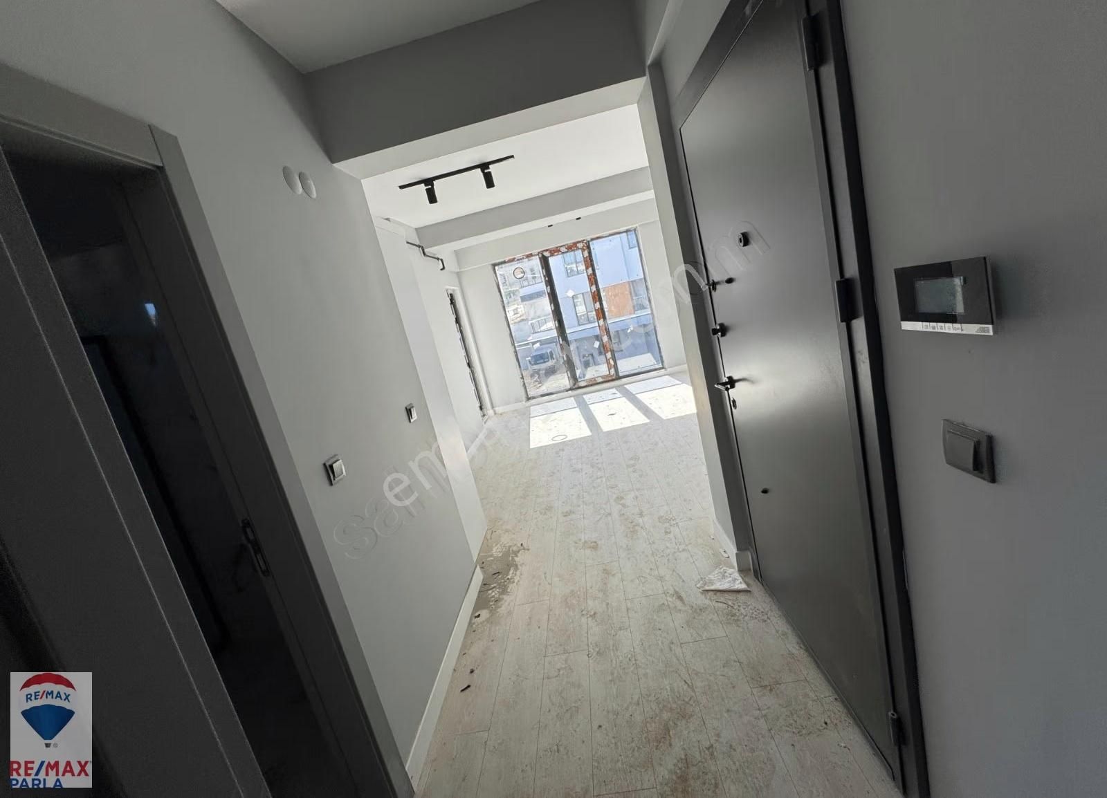 Parla | Körfez Tramvaya 600 M 47 M² Geniş Balkonlu 1+1 Daire! - Görsel 24