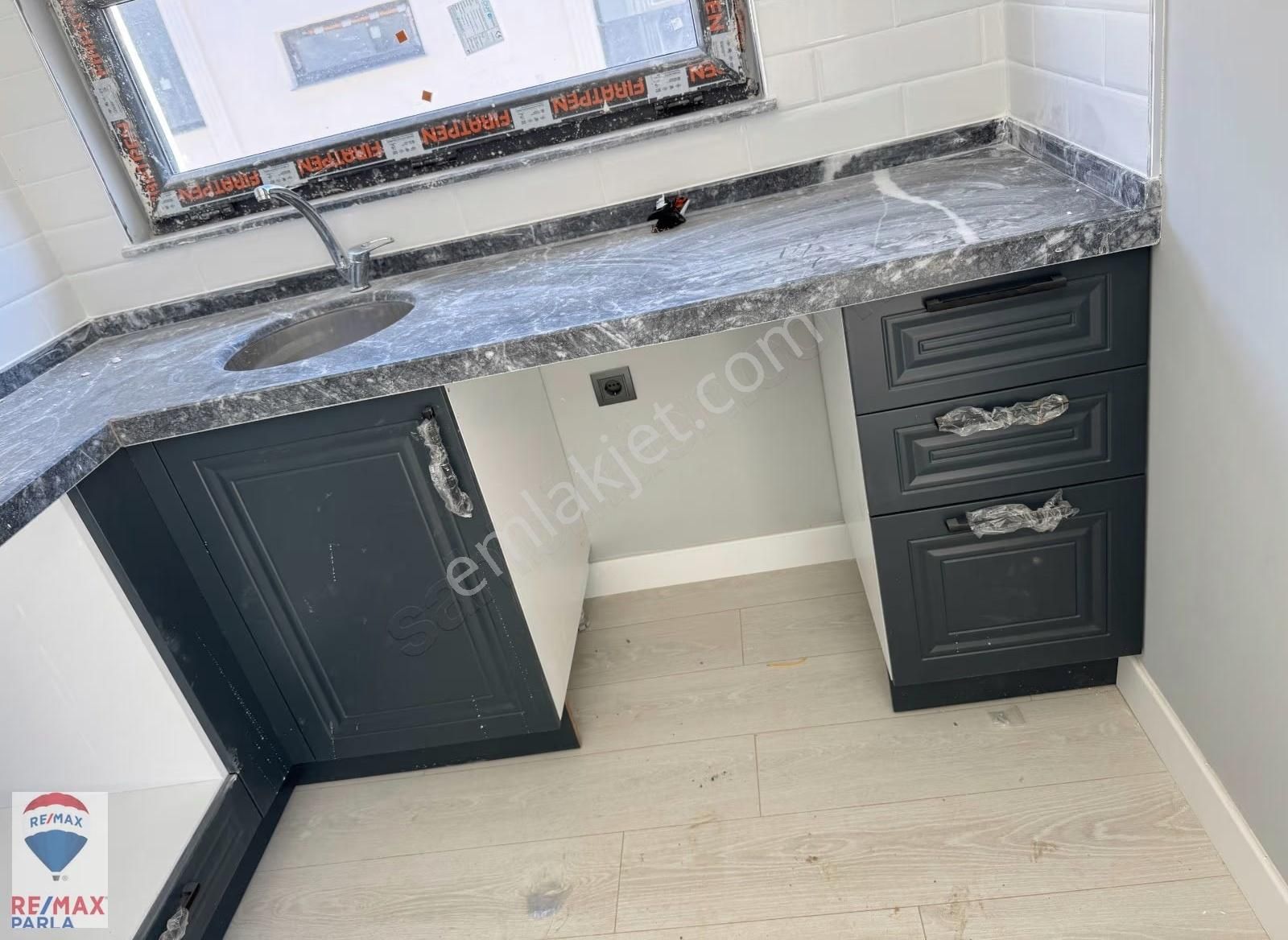 Parla | Körfez Tramvaya 600 M 47 M² Geniş Balkonlu 1+1 Daire! - Görsel 3