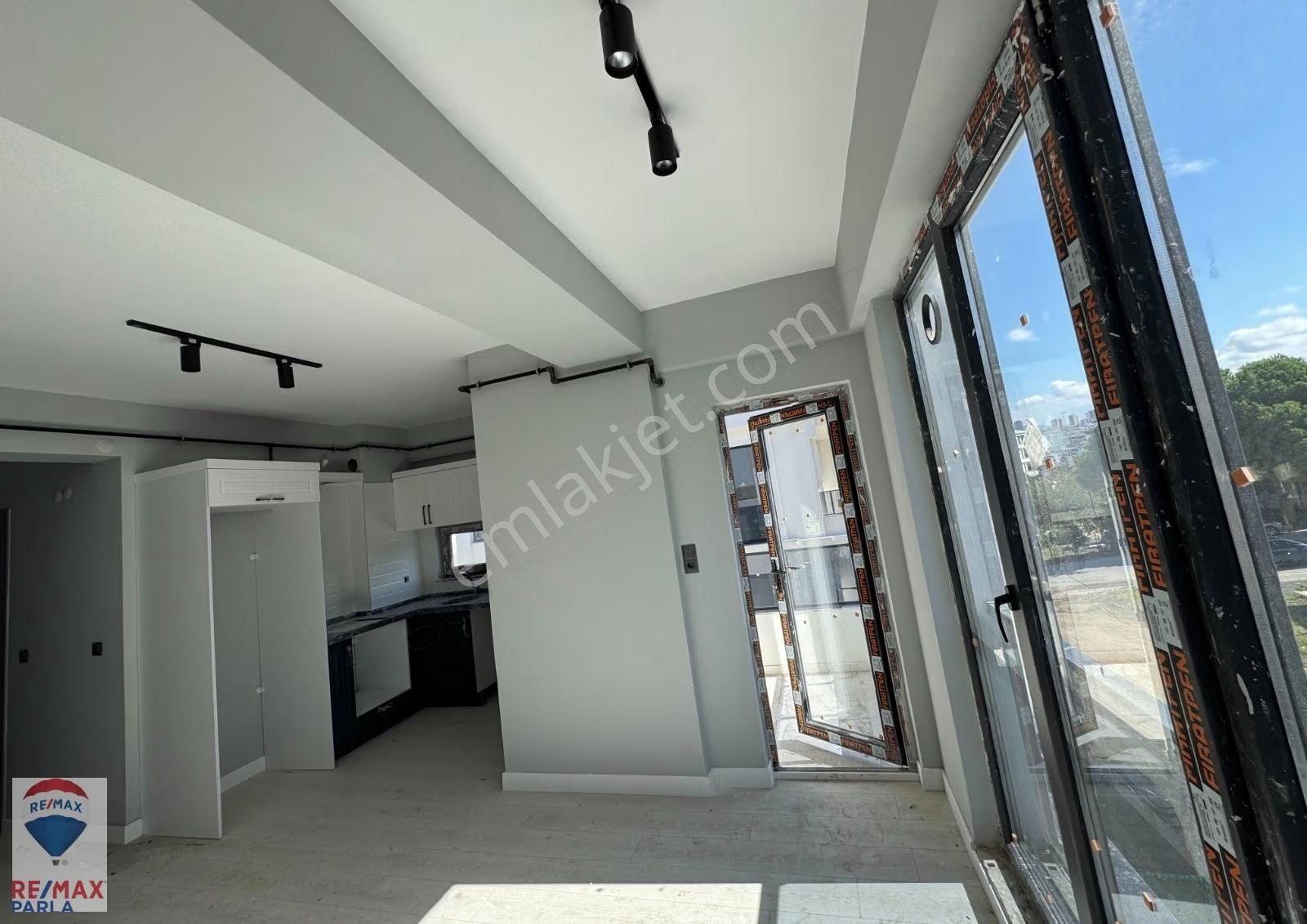 Parla | Körfez Tramvaya 600 M 47 M² Geniş Balkonlu 1+1 Daire! - Görsel 18