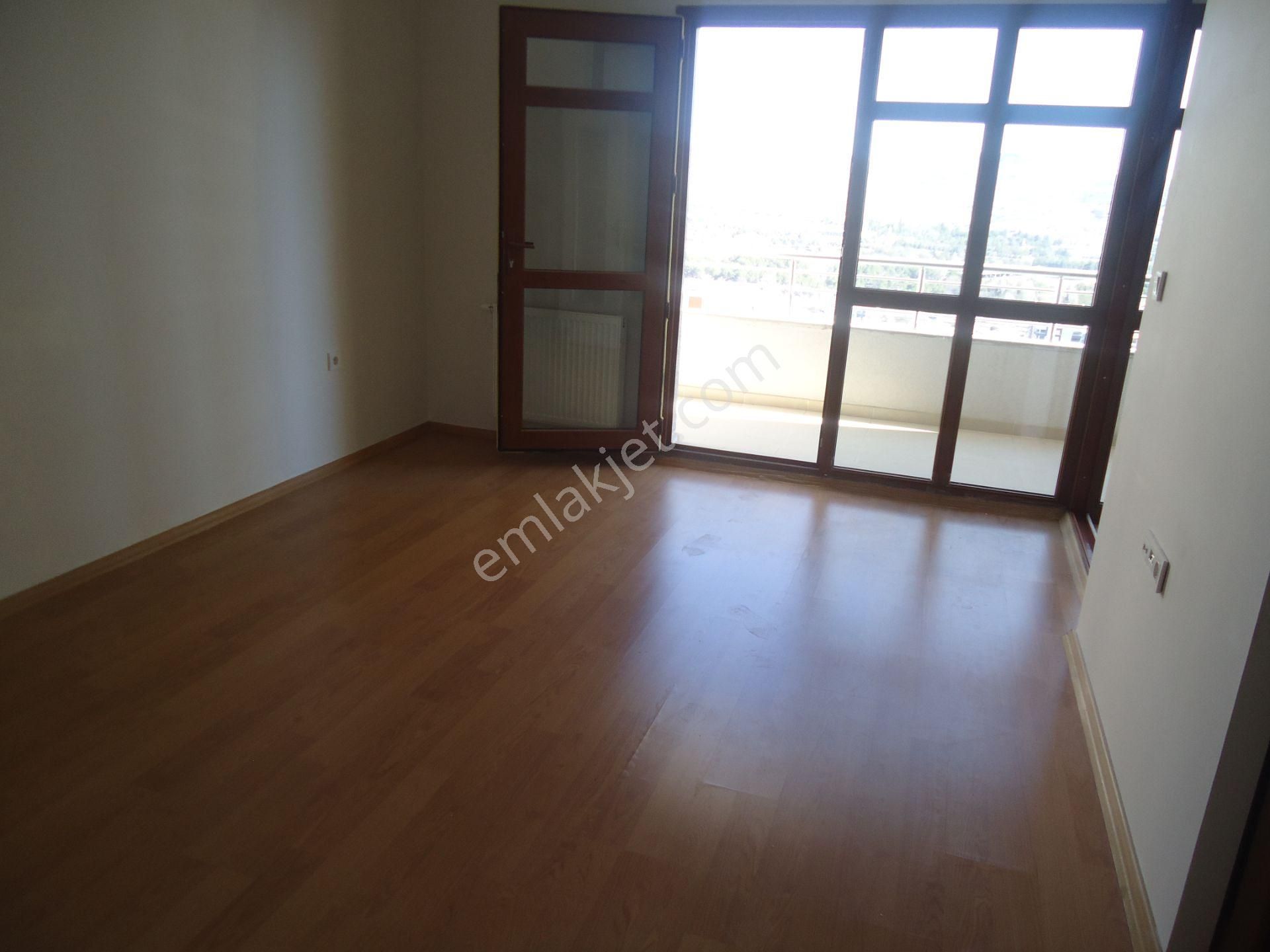 Krc'den Merkezi Konumda Manzaralı Kiralık 4+1 Daire - Görsel 11