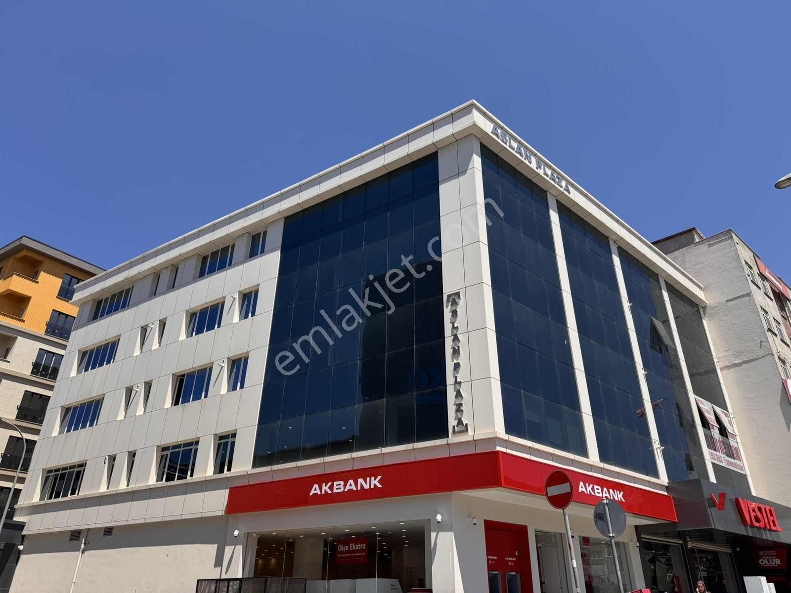 Sultanbeyli Aslan Plazada Prestijli Konumda Kiralık Ofis