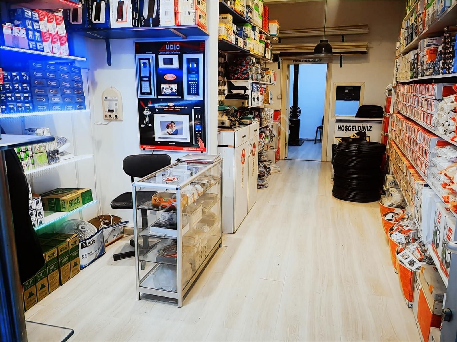 Bahçelievler Camlı Kahvede Cadde Üzeri Düz Giriş 30 M2 Dükkan