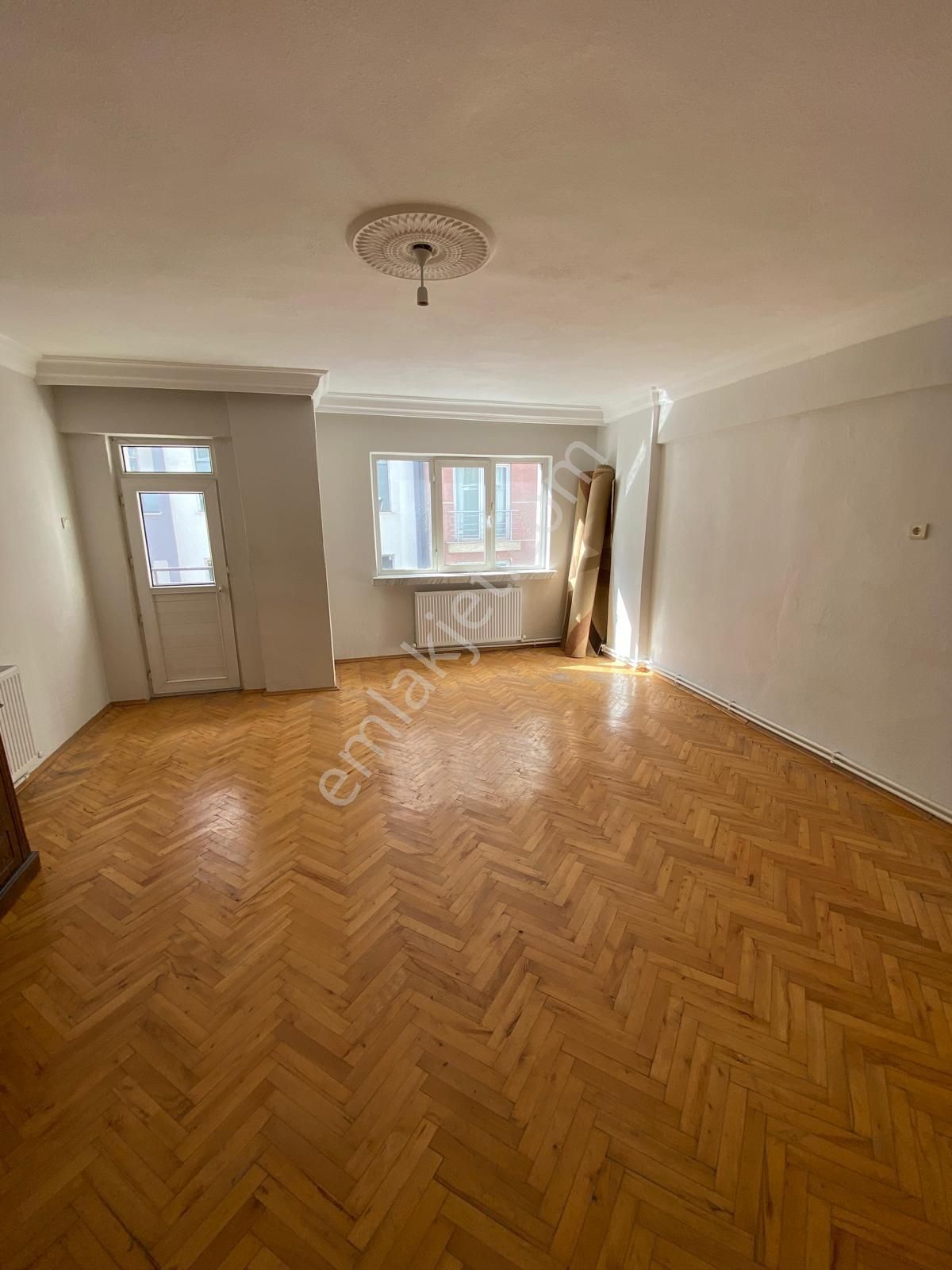 Eskişehir Ömerağa Da Gazi İlkokuluna Bitişik Ara Kat 3+1 Satılık Daire