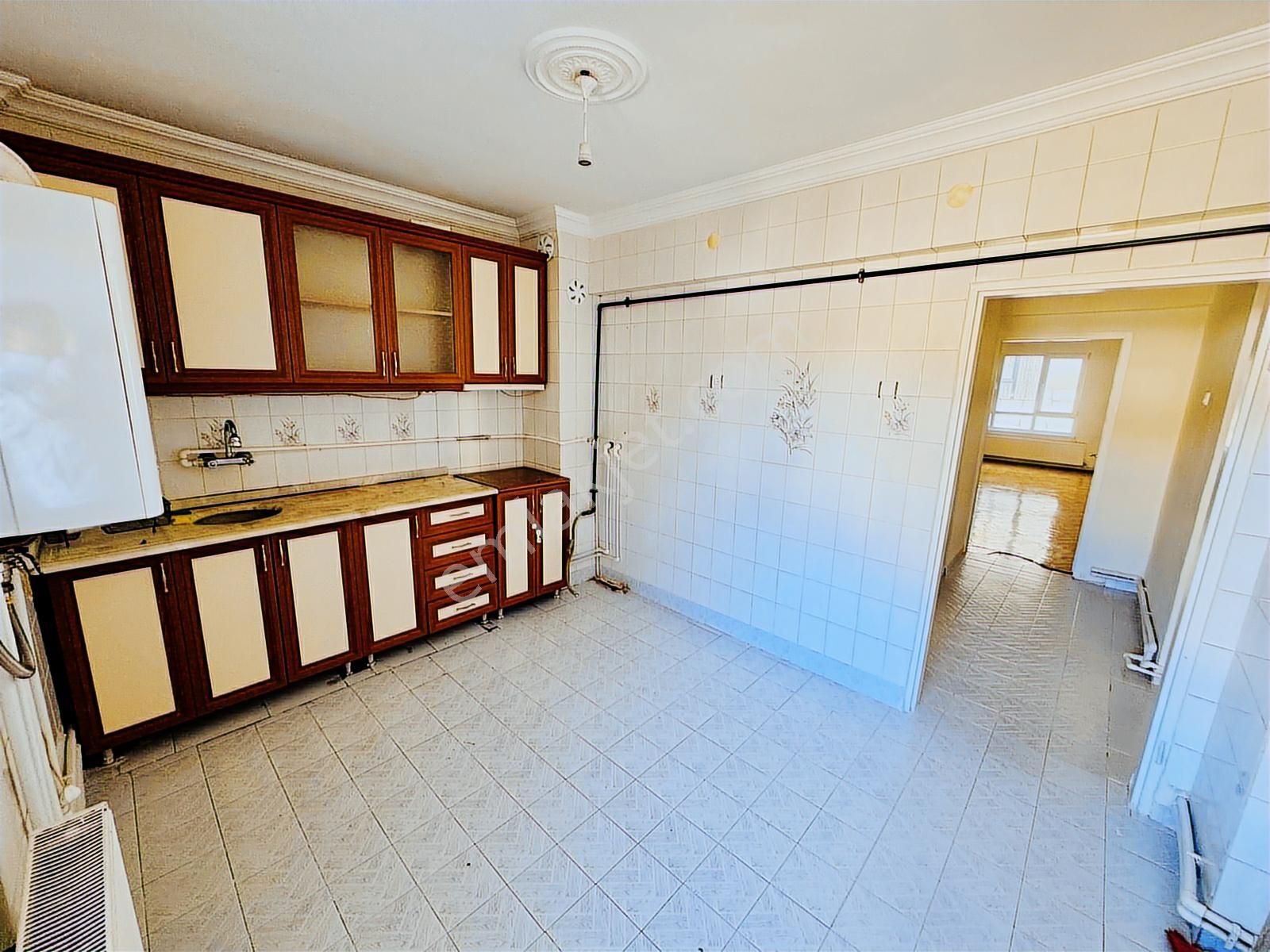 Gaziosmanpaşada Kiralık 3+1 Ara Kat Merkezi Konum Karadeniz Emla - Görsel 4