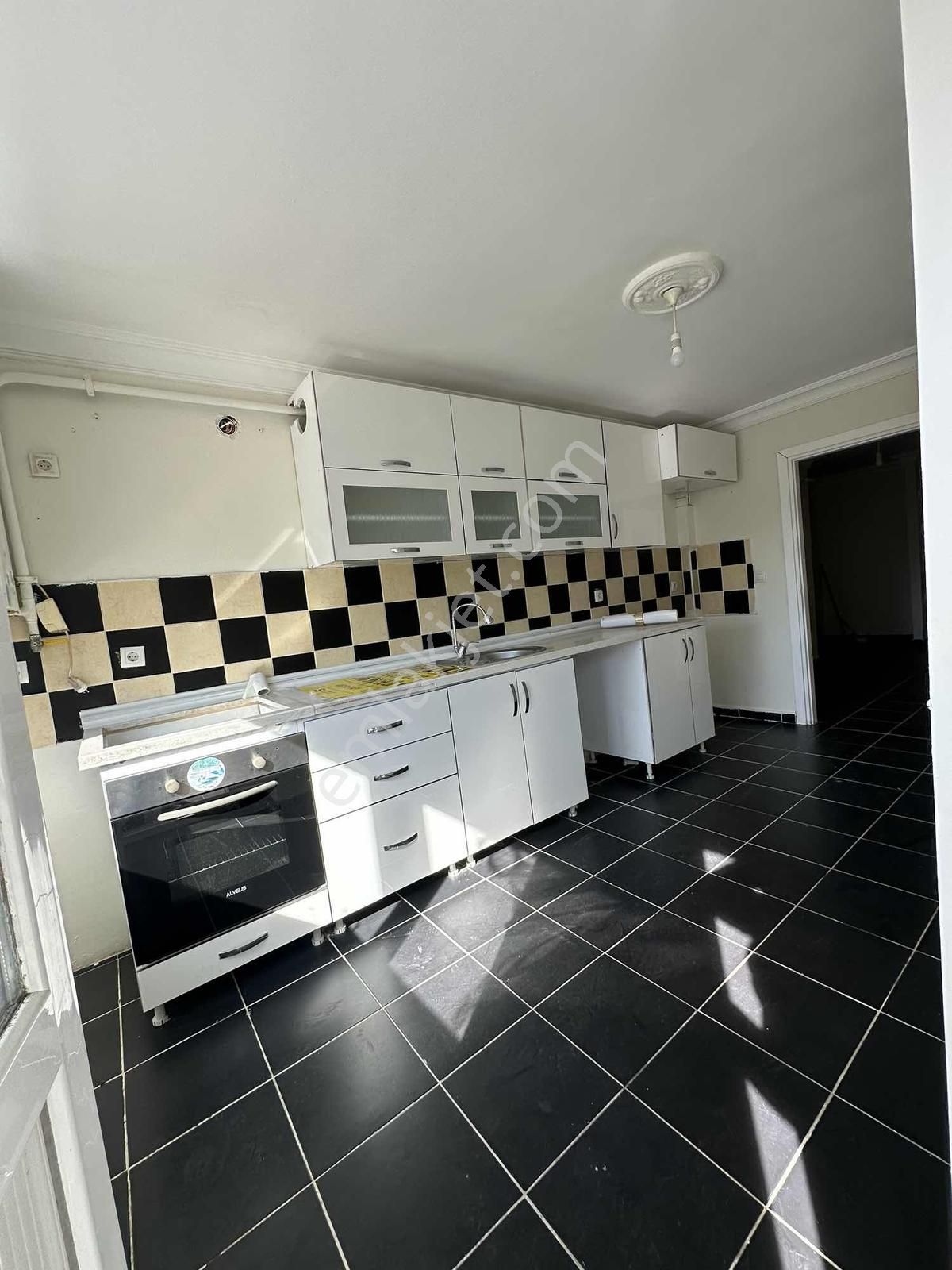 Veliköy Merkezde Kiralık 3+1 Daire - Görsel 25