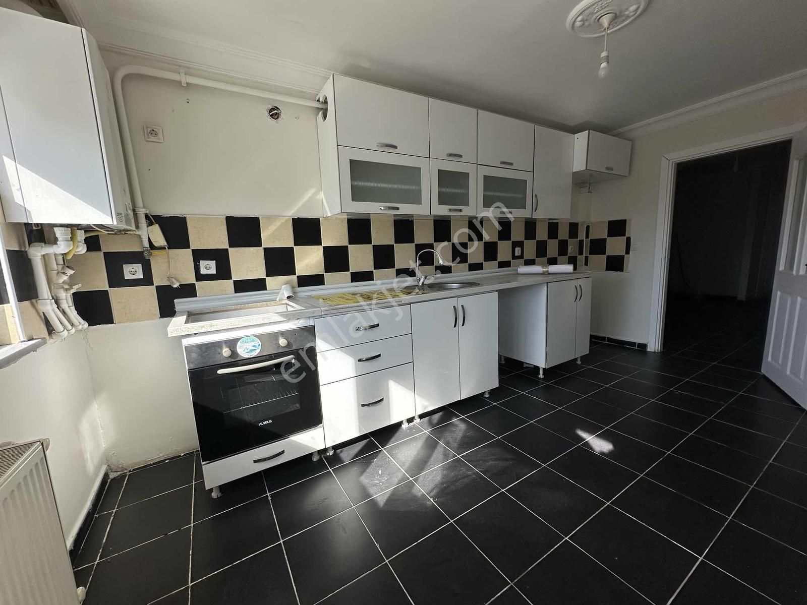 Veliköy Merkezde Kiralık 3+1 Daire - Görsel 3