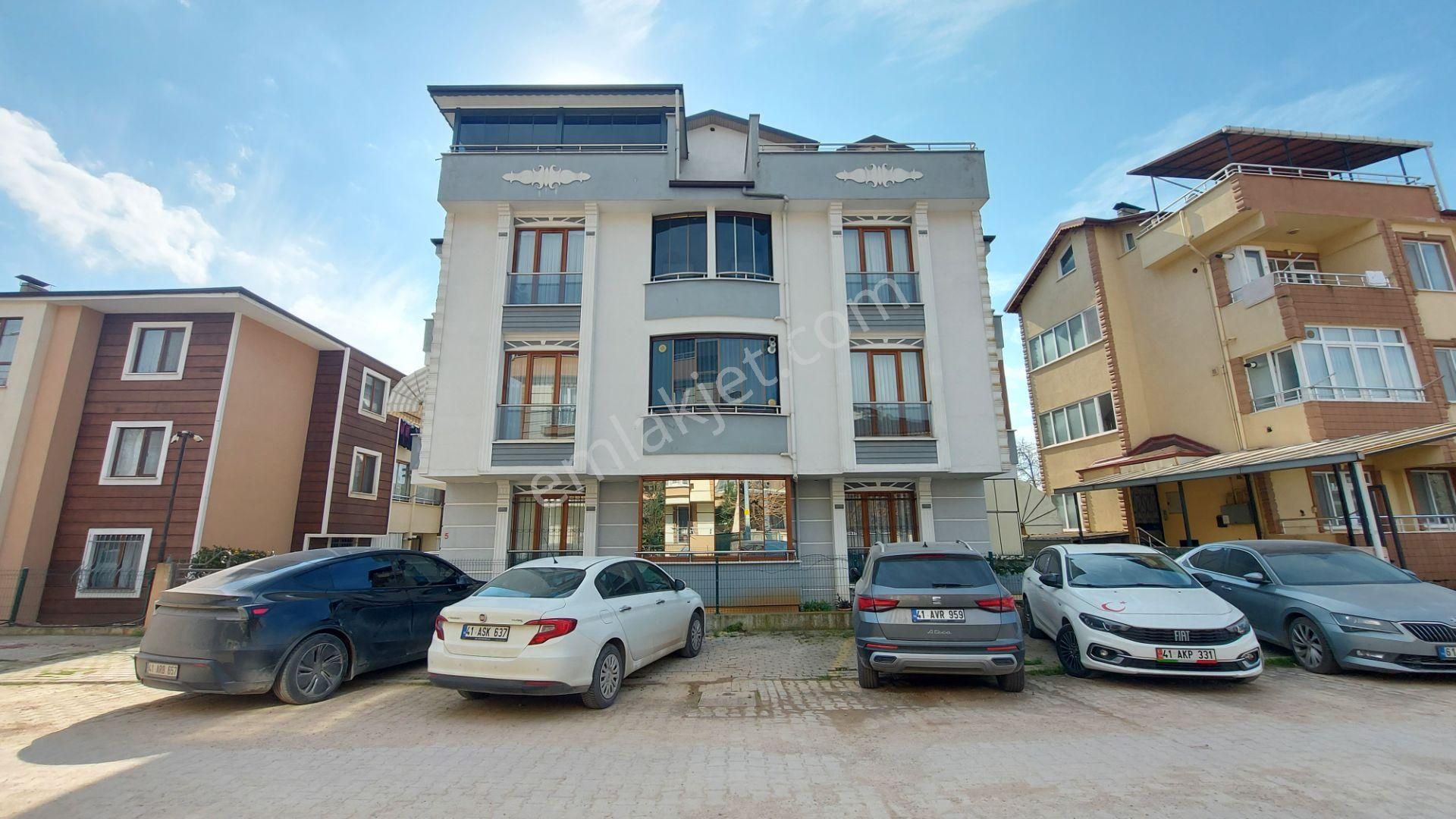 Derince Çınarlı Merkezi Konum Satılık 3+1 Bakımlı Dubleks Daire