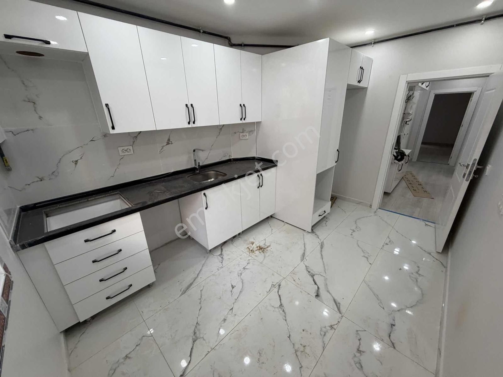 Uğurmumcu Mh. Tapu Masrafsız 2+1 Balkonlu Sıfır Yüksek Giriş