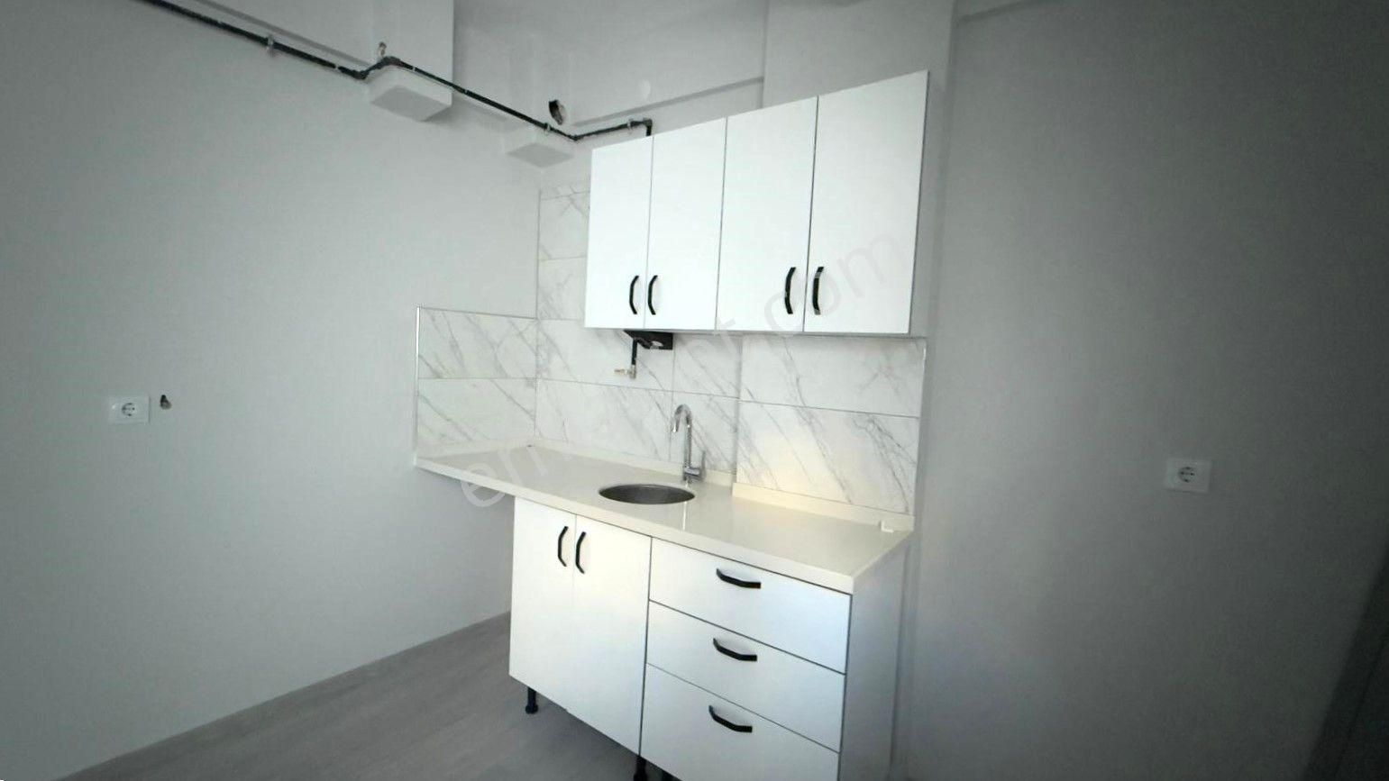 Recep Ümit'ten Hacı Seyit Mahallesinde Caddeye Yakın Ferah (sıfır)kiralık 1+1 Daire.