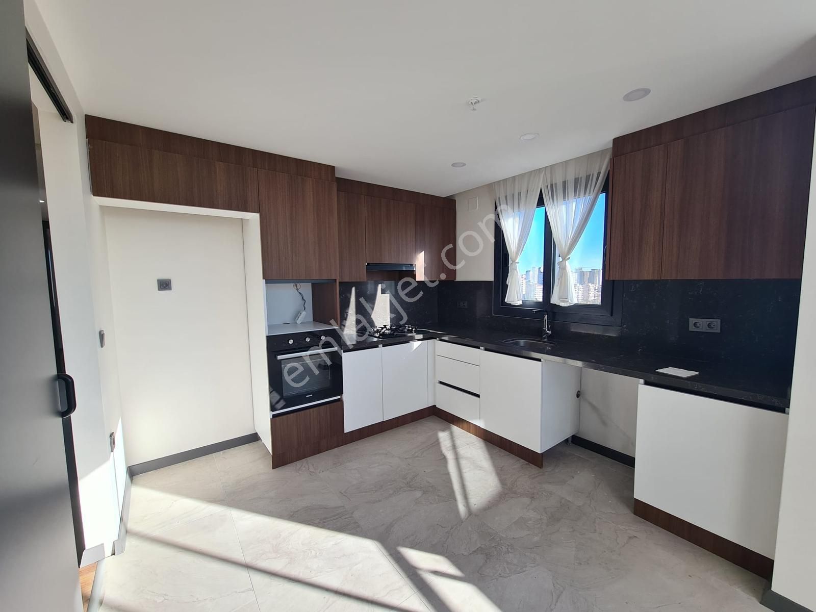 Altın Kule Rezidans'ta Sosyal Donatılı 3+1 Açık Mutfak Daire