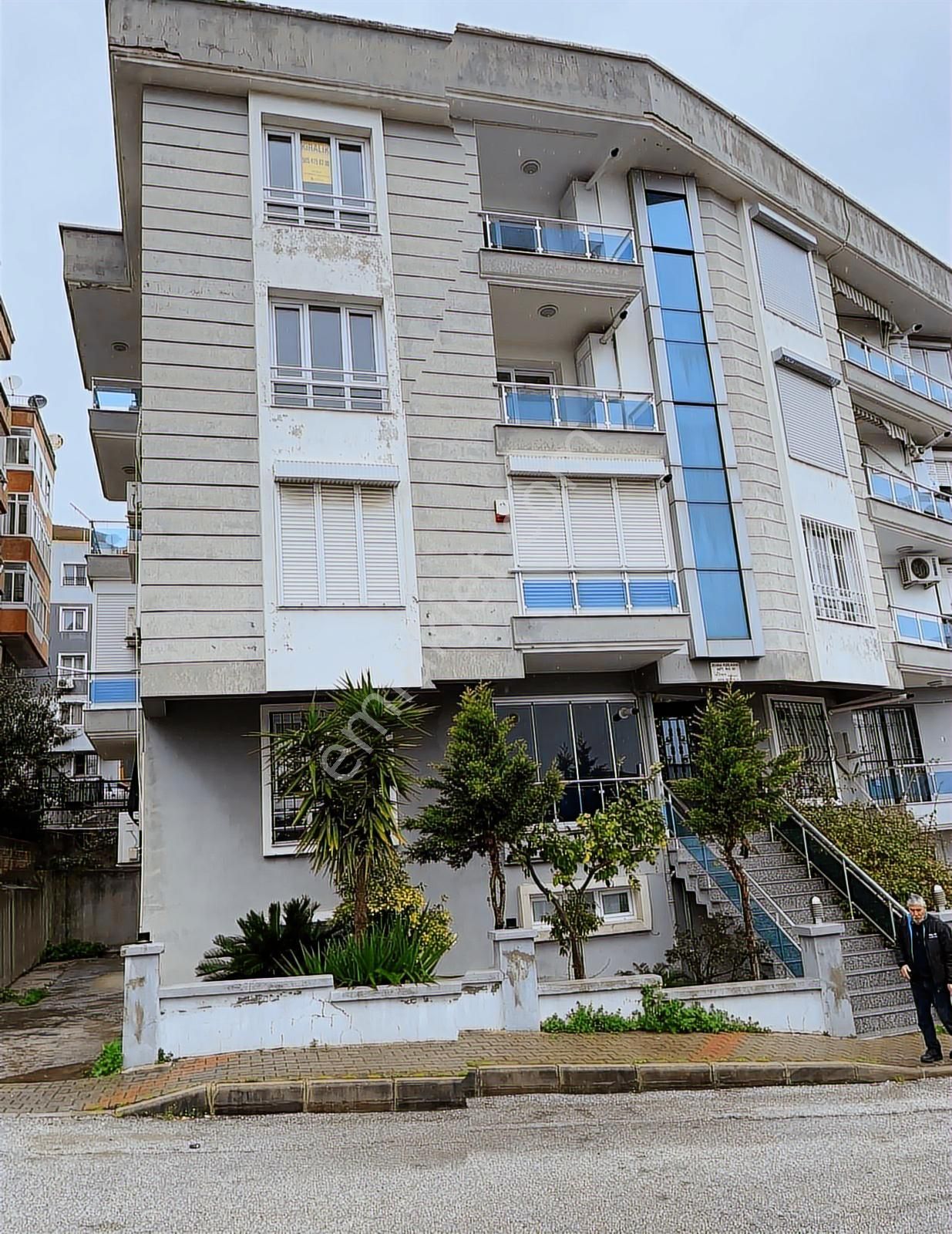 İzmir Buca'da Bakımlı Doğal Gazlı Kiralık 3+1 120 M2 Daire