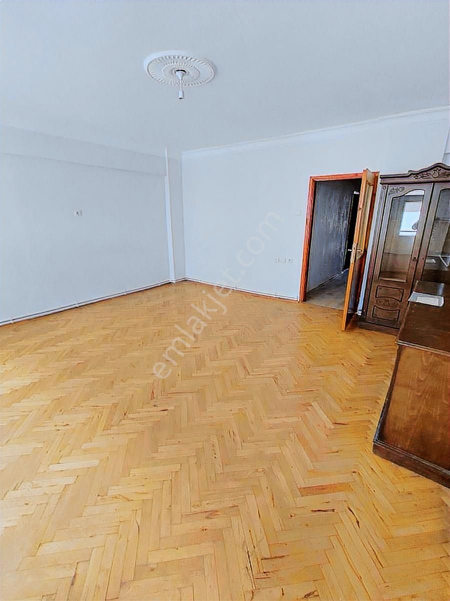 Çarşı Merkezde Satılık 3+1 Bakımlı Arakat Daire