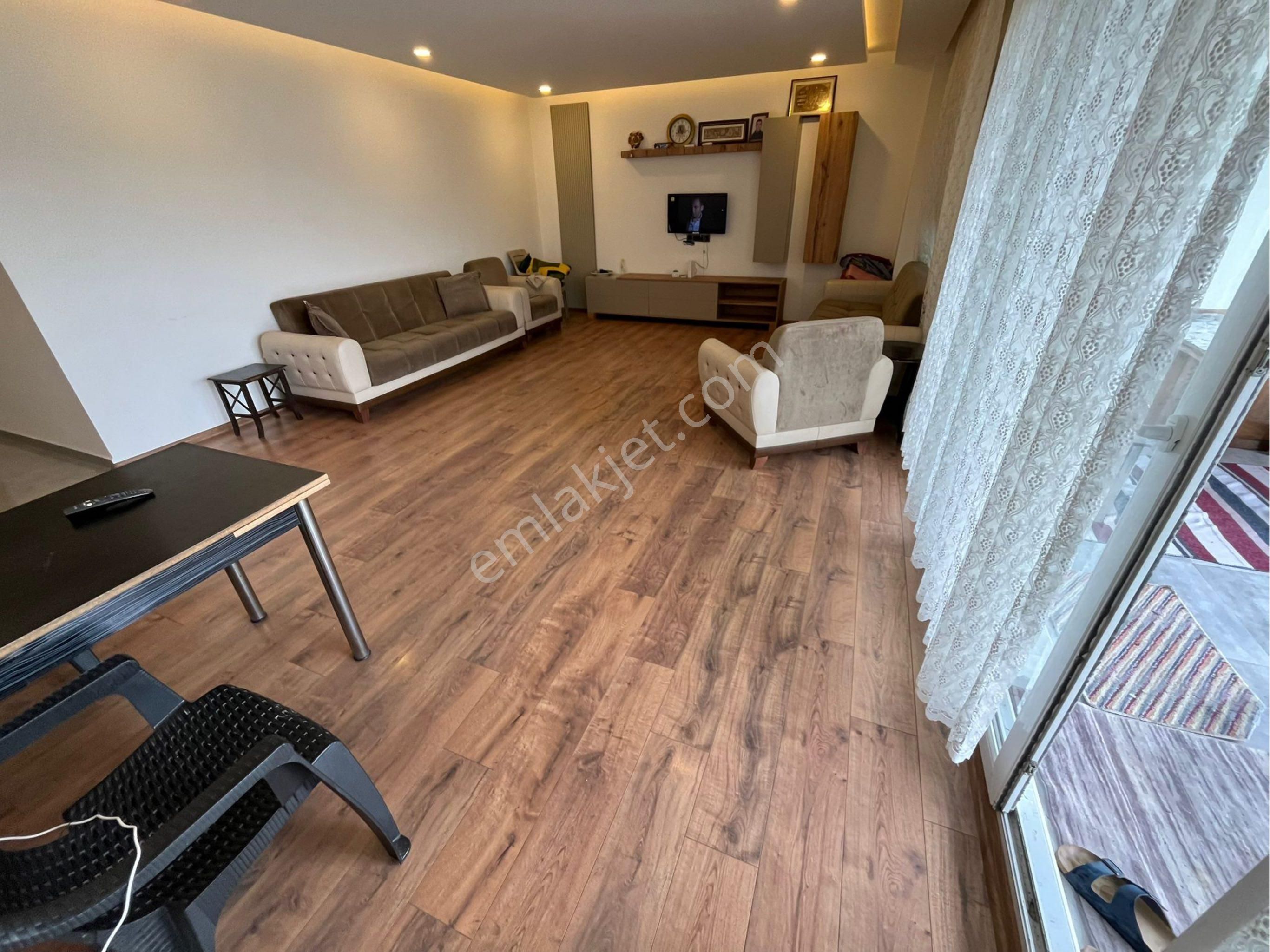 Kuşadası Nda Kapalı Mutfak Havuzlu 3 Artı 1 Geniş Daire